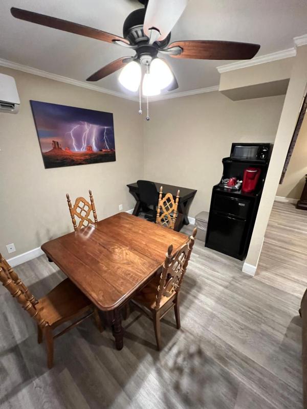 Deluxe King Room image 2