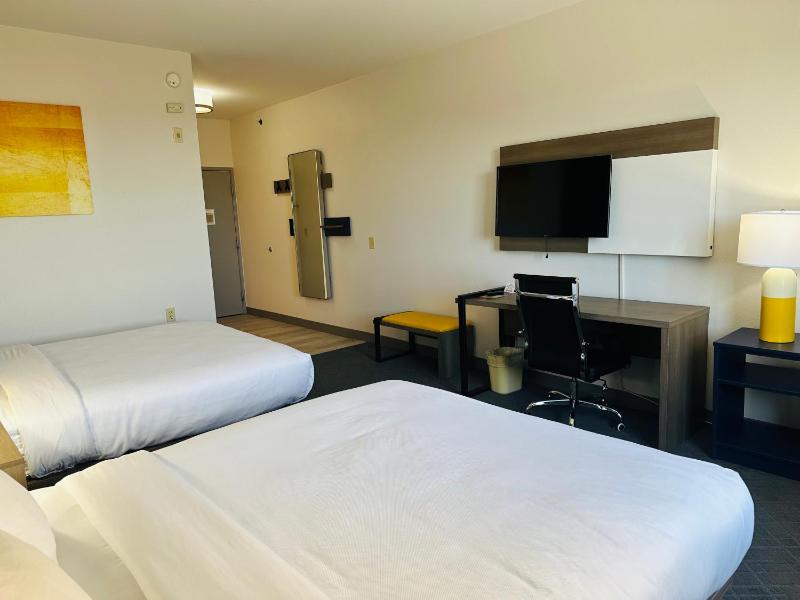 Queen Room with Two Queen Beds - Non Smoking image 4