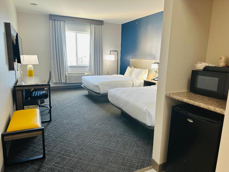 Queen Room with Two Queen Beds - Non Smoking image 3