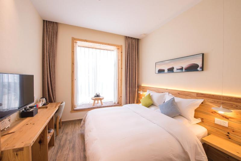Affordable Queen Room  image 1