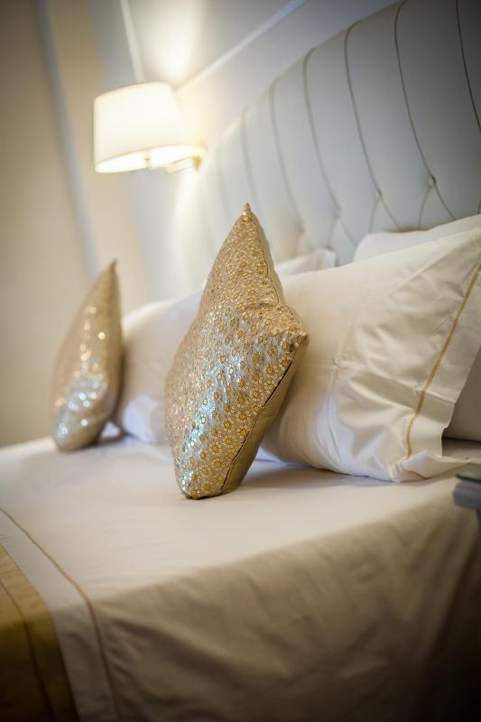 Comfort Double or Twin Room- Lateral Sea View image 2