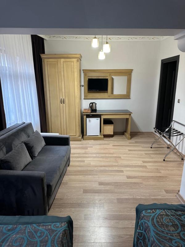 Deluxe Triple Room image 4