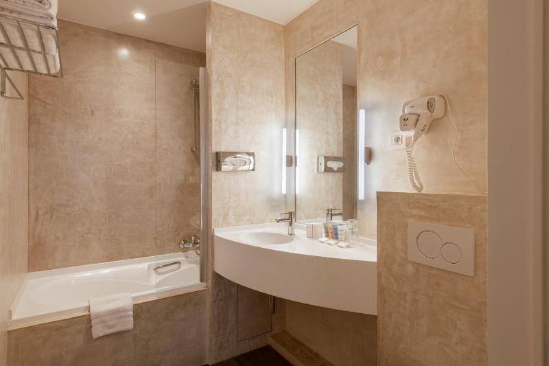 Classic Double or Twin Room image 3