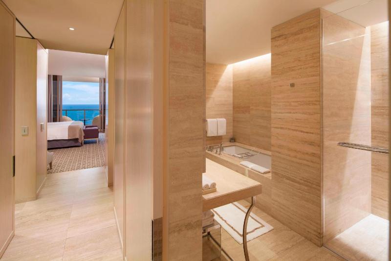 Deluxe Ocean View King, Guest room, 1 King, Ocean view image 2
