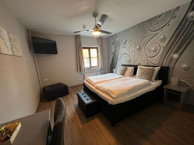 Deluxe Double Room with Shower image 2