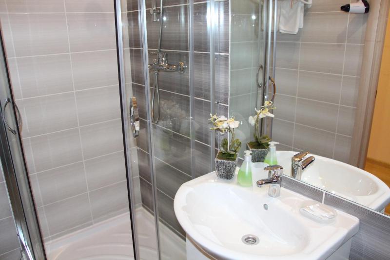 Double Room image 3