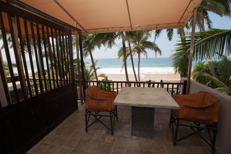 Hikks Villa Beachfront with Pool - image 5