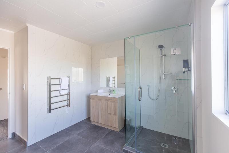 Lake Breeze Motel - image 38