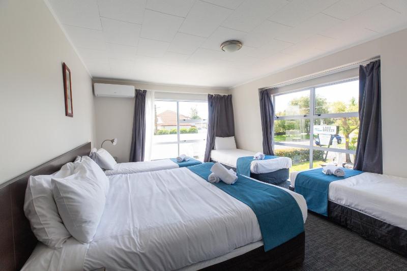 Lake Breeze Motel - image 35