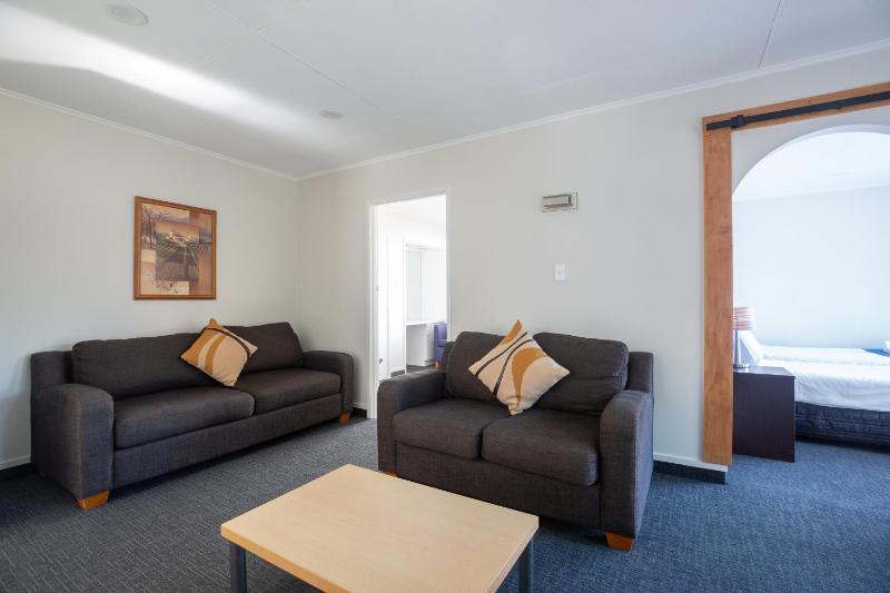 Lake Breeze Motel - image 11