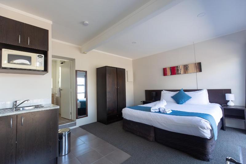 Lake Breeze Motel - image 20