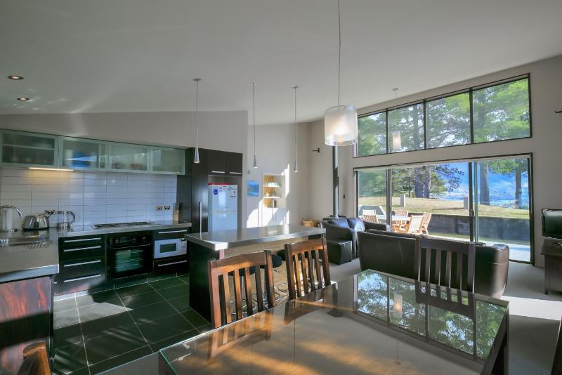 Anderson Heights | Spacious Stay with lake views - image 8