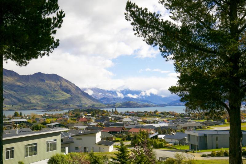 Anderson Heights | Spacious Stay with lake views - image 7