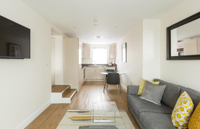 Deluxe One-Bedroom Apartment image 3