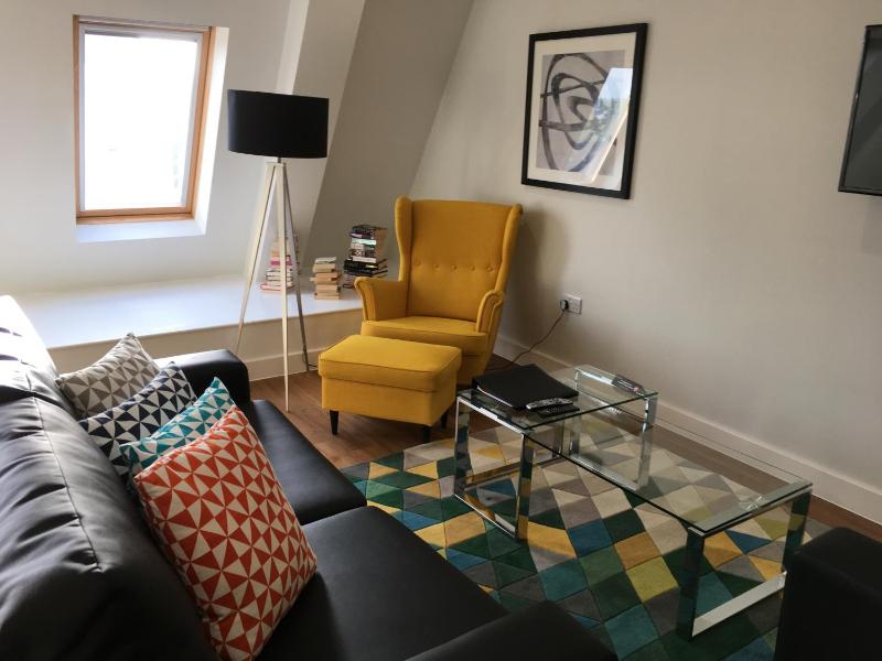 Deluxe Three-Bedroom Apartment image 2