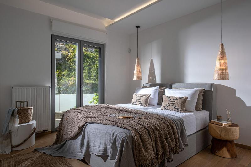 Lady Sea 6 Bedroom Villa with Heated Pool & Private Beach Access - image 13