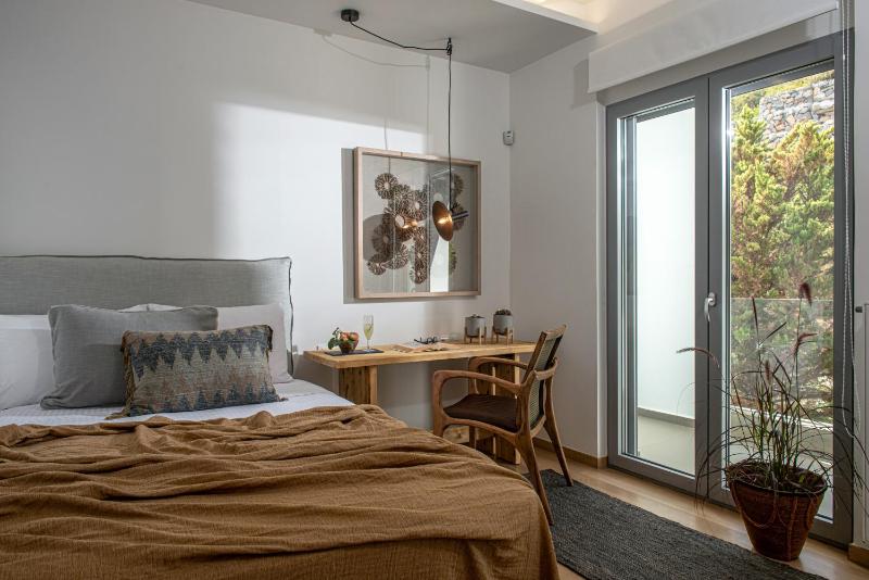Lady Sea 6 Bedroom Villa with Heated Pool & Private Beach Access - image 4