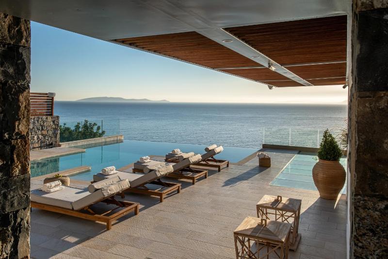 Lady Sea 6 Bedroom Villa with Heated Pool & Private Beach Access - image 9