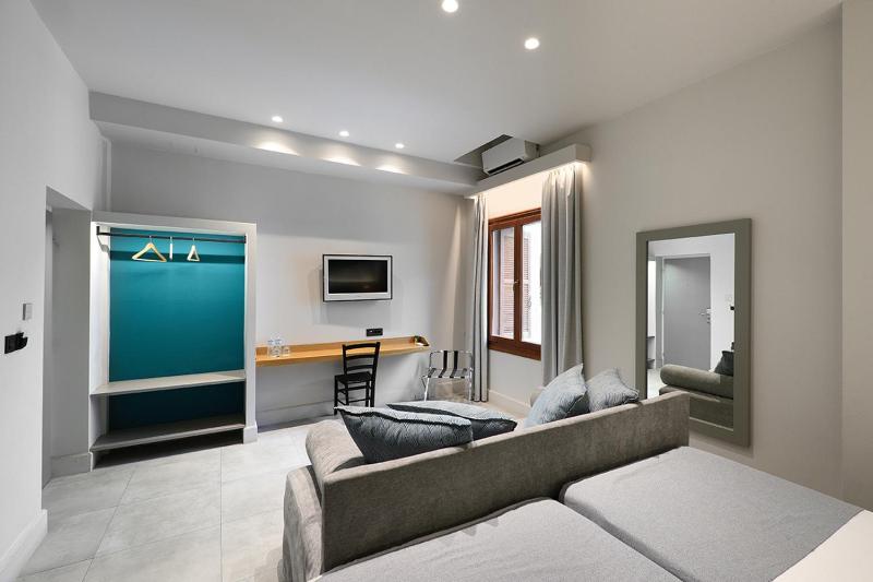 Family Room (3 Adults + 1 Child) image 4