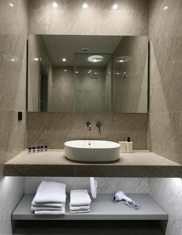 Family Room (3 Adults + 1 Child) image 3