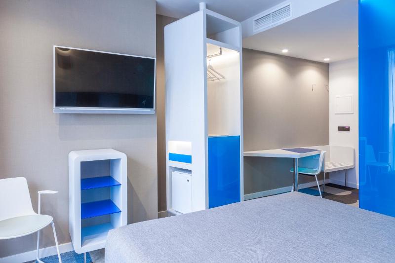 Twin Room image 4