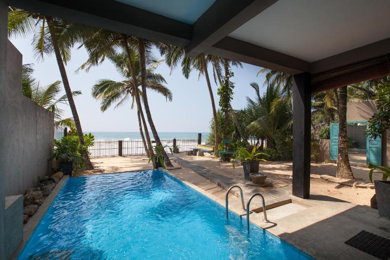 Hikks Villa Beachfront with Pool - image 14