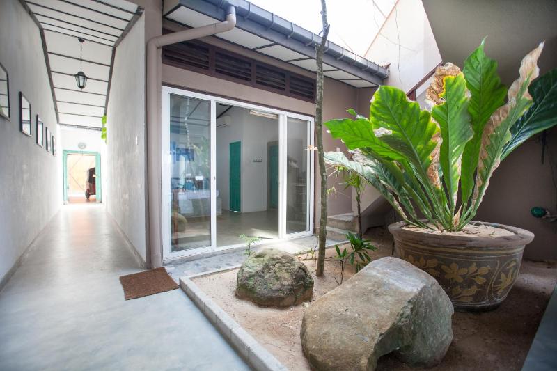 Hikks Villa Beachfront with Pool - image 2