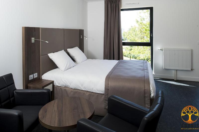 One-Bedroom Apartment image 4