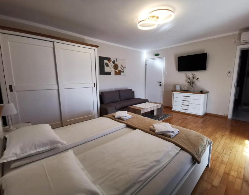 Family Room with Garden View image 4