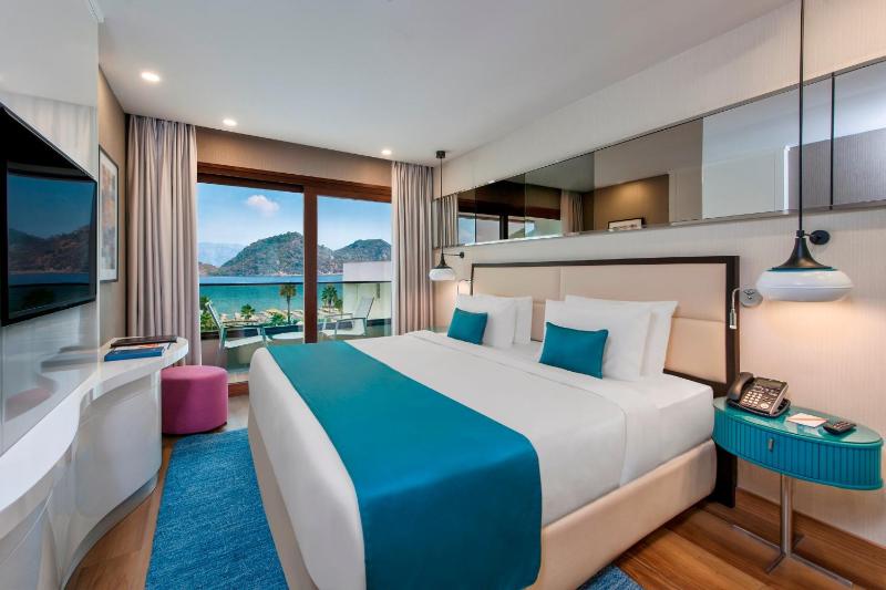 Superior Room with Queen Size Bed, Sea View image 3