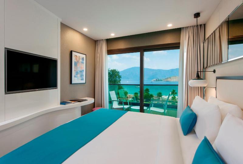 Superior Room with Queen Size Bed, Sea View image 1