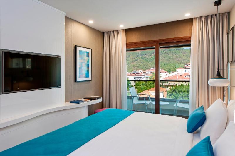 Superior Room with Queen Size Bed image 1