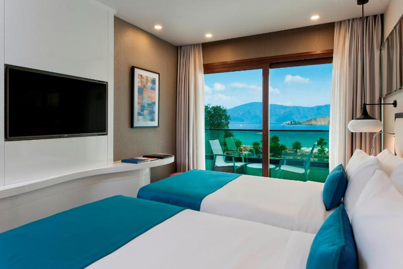 Superior Room with 2 Single Beds, Sea View image 4