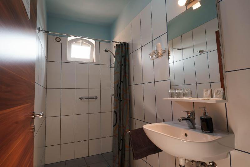 Queen Room - Disability Access image 1