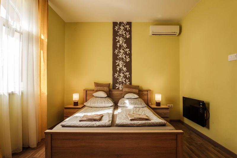 Queen Room - Disability Access image 3