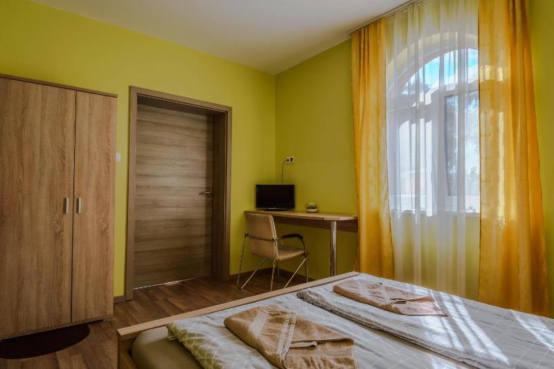 Queen Room - Disability Access image 4