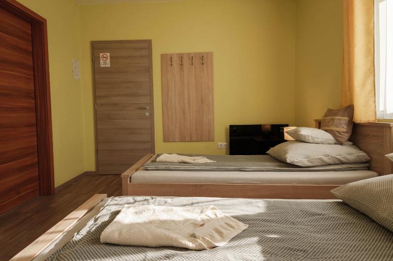 Twin Room with Lake View image 4