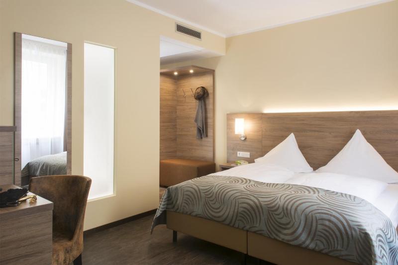 Large Double Room image 4