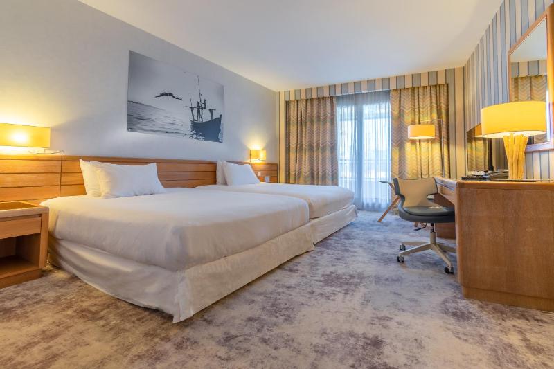 Standard Double Room with Two Double Beds and City View image 1