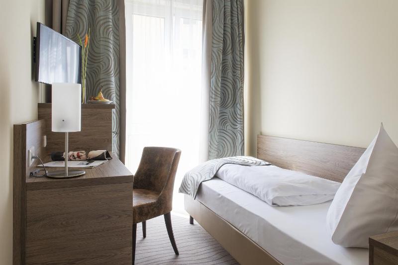Standard Single Room with Shower with Air Conditioning image 4