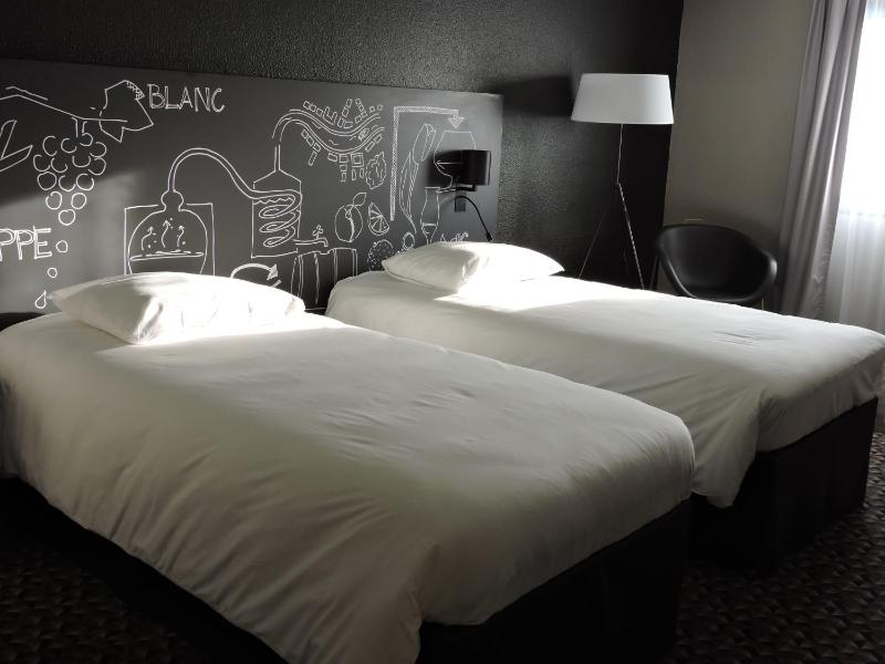 Standard Twin Room image 1