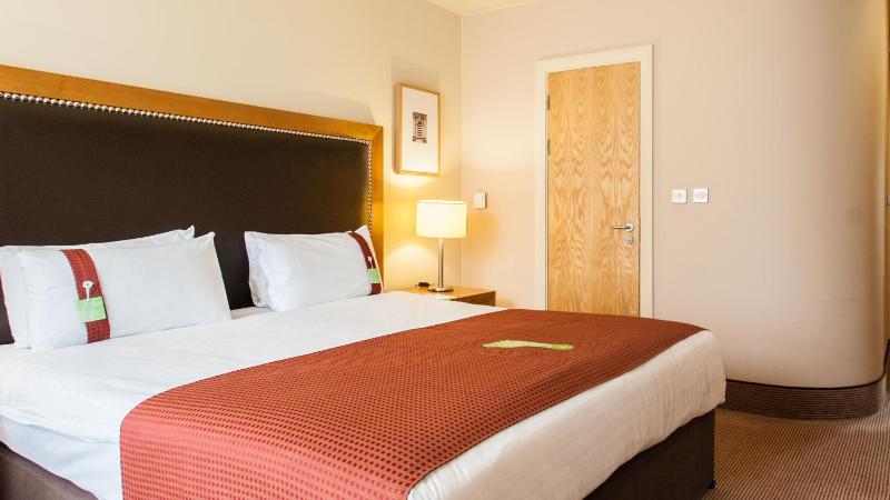 Standard King Room image 3