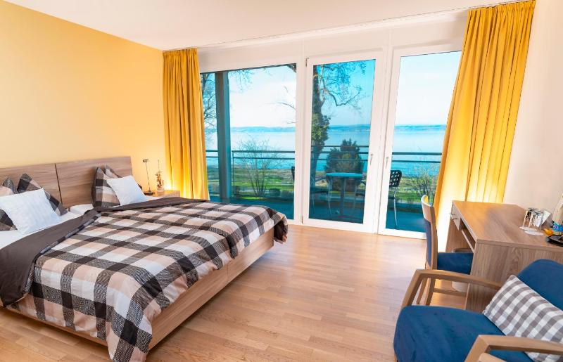 Double Room with Lake View image 3