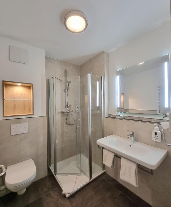 Deluxe Double Room with Balcony image 3