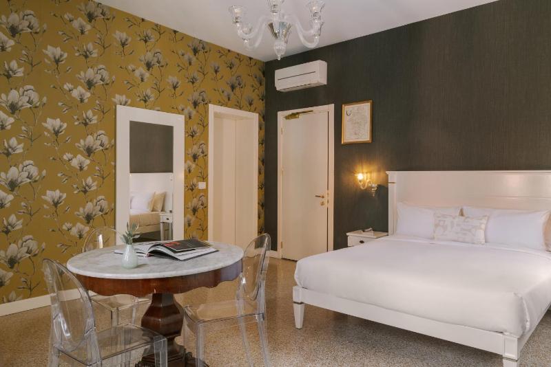 Deluxe Double Room with Canal View image 4