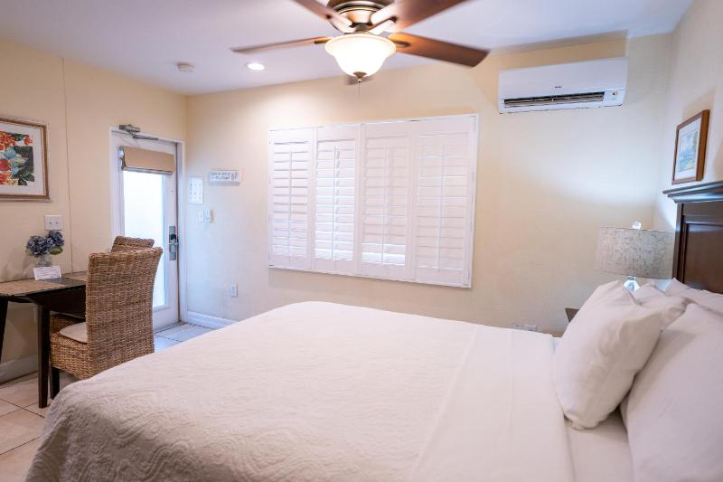 Queen Studio Unit 102 image 4