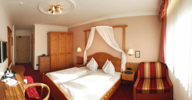 Standard Double Room with Balcony and Mountain View image 2