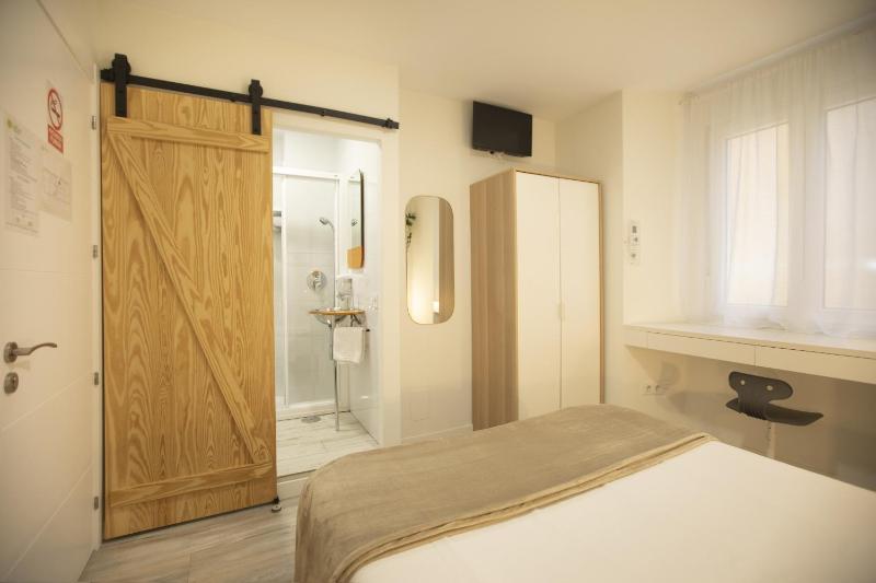 Double Room with Private Bathroom image 4