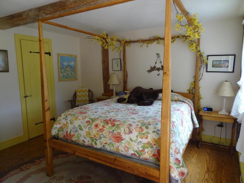 Queen Room with Balcony image 2