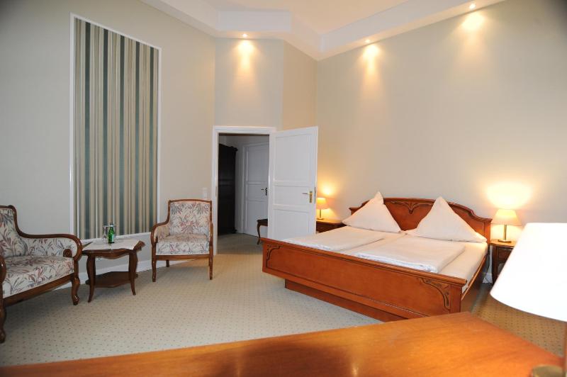 Double Room image 3